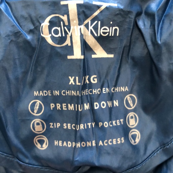 NWOT Calvin Klein Women’s Premium Down Zippered Vest with Headphone access, XL - Picture 8 of 11